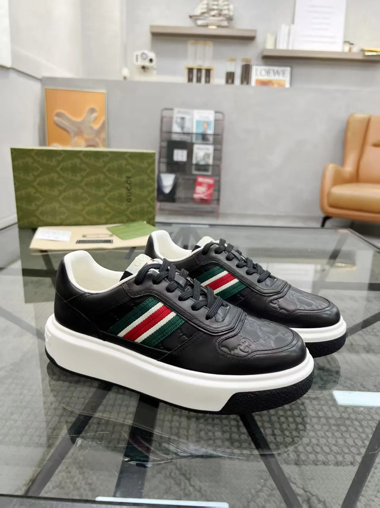 P460 new men's shoes GUCCI [Lightning] latest shoes are shipped. Original quality, fashionable, special materials, sheepskin lining, new packaging. The foot feels super comfortable and the workmanship is impeccable. Size: 38-45